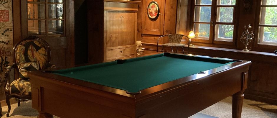 La salle de billard : un lieu authentique et hors du temps dédié à nos hôtes !
