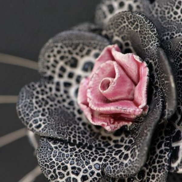 Bijou fleur en céramique