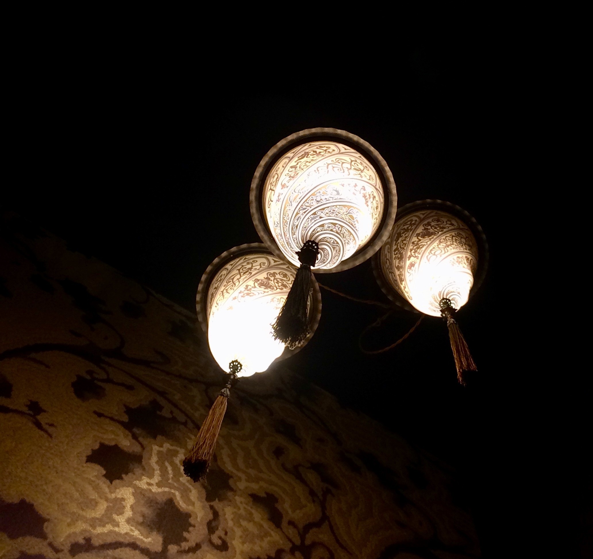 Les lampes en verre de Murano dont le design est inspiré des créations de Fortuny.