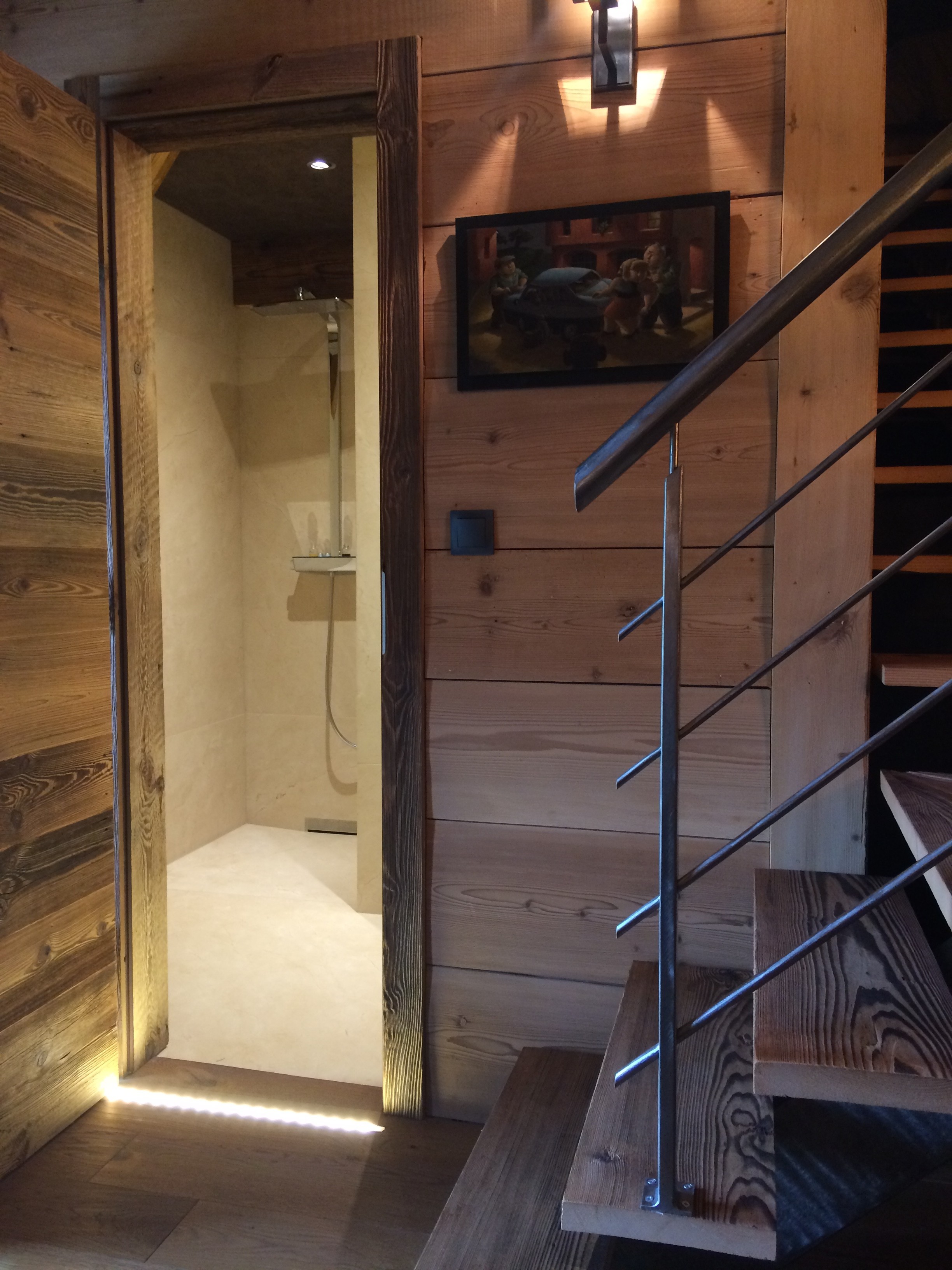 Escaliers desservant la messanine.